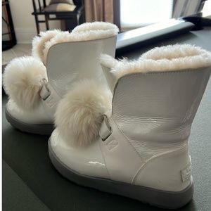 UGG Isley Waterproof Patent Leather Sheepskin Pom Pom Women's Short Boots Size 8
